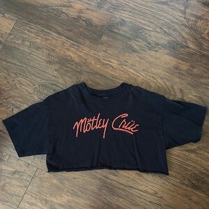 BOXY FIT MOTLEY CRUE CROP TOP